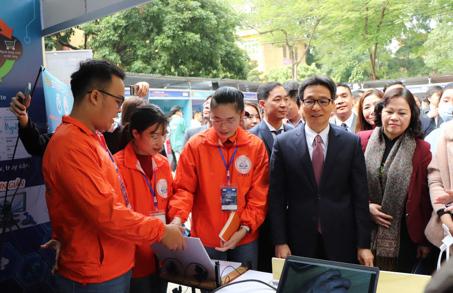 Phó Thủ tướng Vũ Đức Đam tham quan gian hàng khởi nghiệp UNETI tại cuộc thi  SV STARUP 2020. (Ảnh: UNETI).