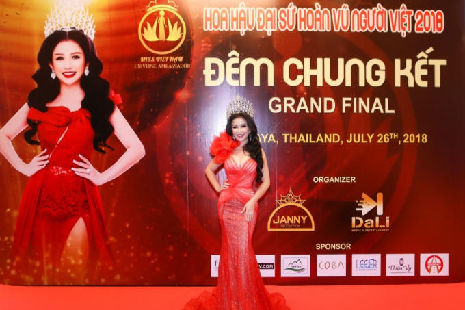 Hoa hậu Janny Thủy Trần rạng rỡ trong đêm chung kết cuộc thi tại Thái Lan.