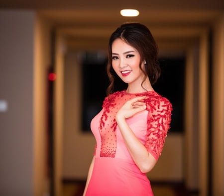 Thuỵ V&acirc;n hở kh&eacute;o v&ograve;ng 1 đầy đặn với v&aacute;y xuy&ecirc;n thấu