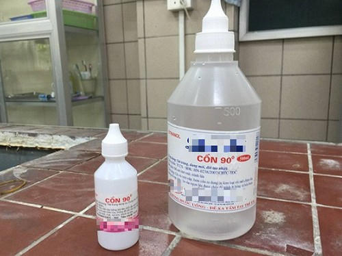 Mẫu chai cồn bệnh nhân dùng để pha rượu uống. Ảnh: Bệnh viện cung cấp.