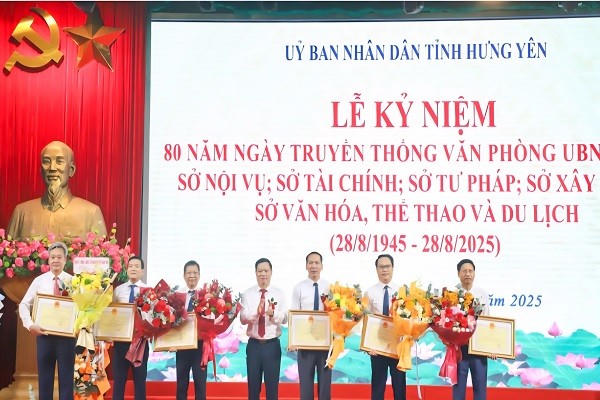 Chủ tịch UBND tỉnh Hưng Yên, ông Nguyễn Khắc Thận trao Bằng khen tặng các tập thể.