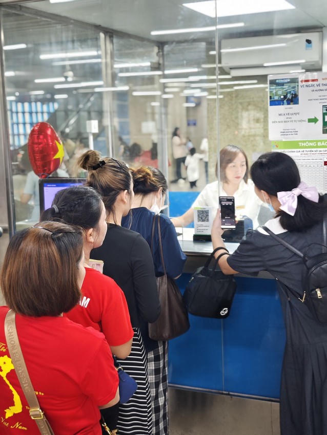 Hàng người xếp hàng chờ mua vé.