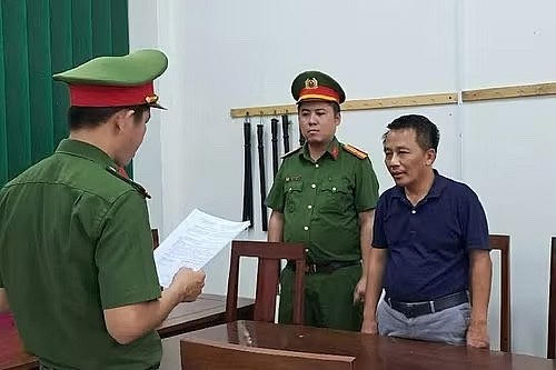 Cơ quan CSĐT Công an TP Đà Nẵng tống đạt các quyết định khởi tố bị can đối với Nguyễn Sĩ Khoa.