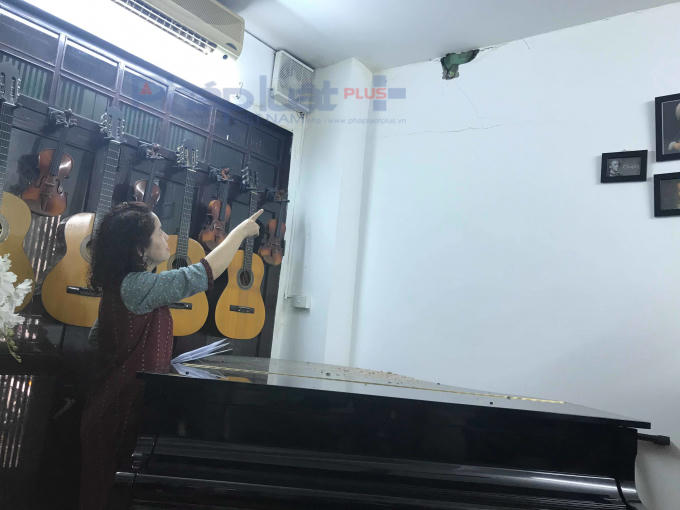 Bà Nguyễn Thu Thùy - Hiệu trưởng trường Mẫu giáo Mầm non B chỉ vào vết nứt do công trình số 5 phố Hai Bà Trưng, phường Tràng Tiền, quận Hoàn Kiếm, Hà Nội  thi công phá rỡ gây ra