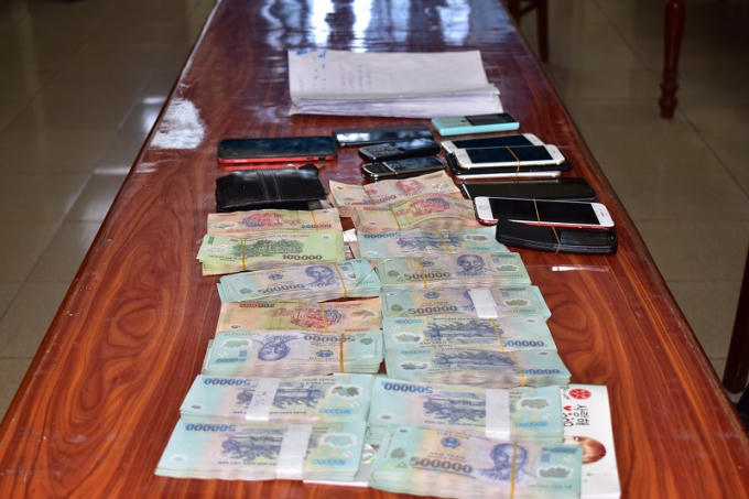 Số tiền lớn các đối tượng đánh bạc, tang vật vụ án bị cơ quan Công an thu giữ.