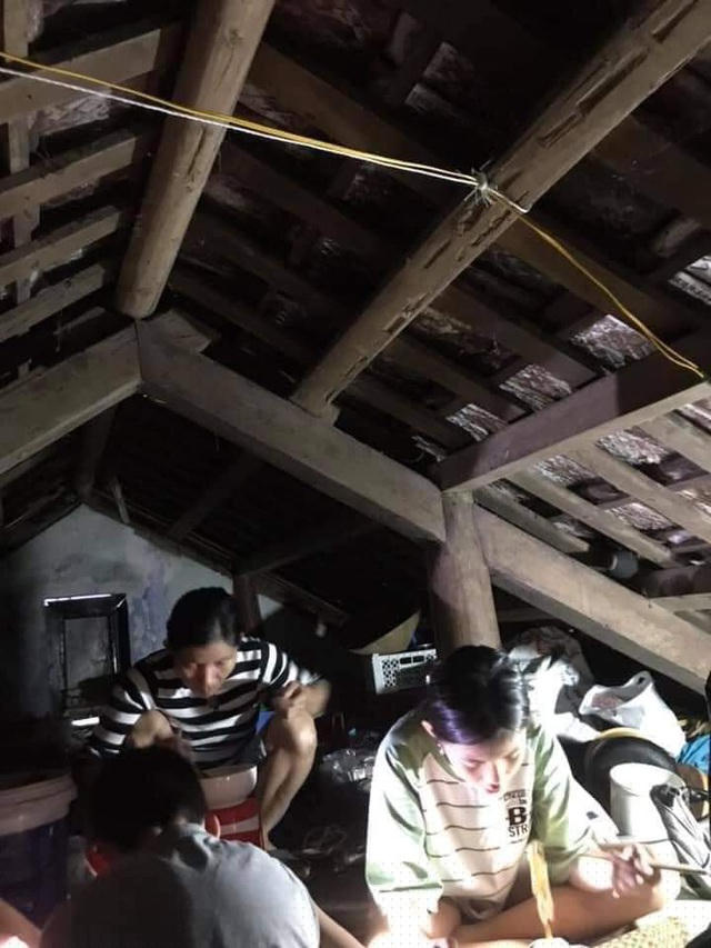Một nhà lên gác mái tránh lũ