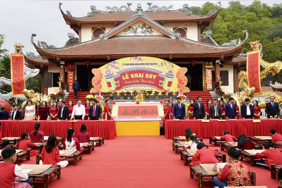 : Lãnh đạo cùng các em học sinh ưu tú Khai bút đầu xuân.