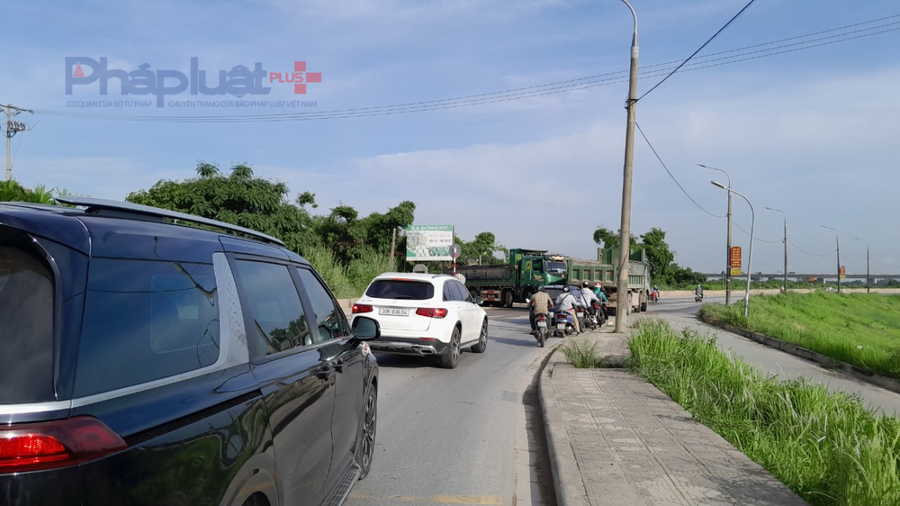Tuyến đê Đông Dư - Bát Tràng mật độ giao thông đông đúc, điểm nóng về giao thông. Những chiếc xe tải ra/vào bãi chở cát luôn làm ách tắc giao thông, tiềm ẩn nguy cơ tai nạn giao thông cao.