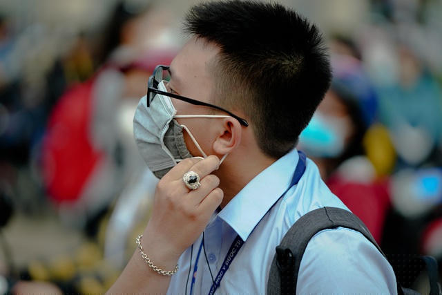 Sáng nay, sinh viên Đại học Y dược TPHCM trở lại trường Có sinh viên cẩn thận đeo hai khẩu trang