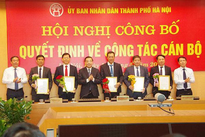 Chủ tịch UBND TP Hà Nội Chu Ngọc Anh trao quyết định và chúc mừng lãnh đạo BQLDA đầu tư xây dựng công trình dân dụng TP. Ảnh: CTV
