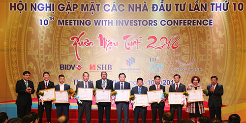 Lãnh đạo tỉnh Nghệ An trao bằng khen cho các nhà đầu tư.