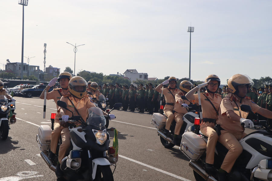 Các lực lượng tổ chức diễu hành sau lễ ra quân.