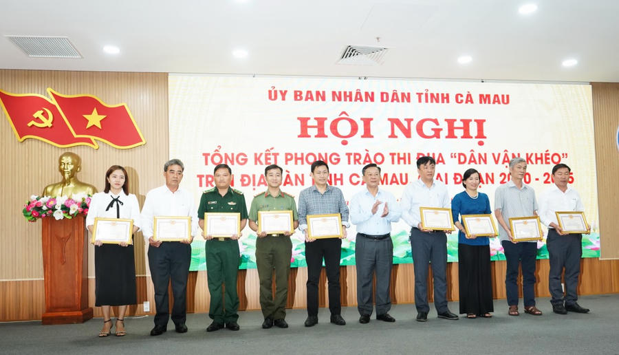 Ông Hồ Trung Việt - Ủy viên BTV Tỉnh ủy, Trưởng Ban Tuyên giáo và Dân vận Tỉnh ủy Cà Mau, tặng Giấy khen cho tập thể có thành tích tiêu biểu, xuất sắc trong triển khai thực hiện Phong trào thi đua “Dân vận khéo” trên địa bàn tỉnh giai đoạn 2020 - 2025.