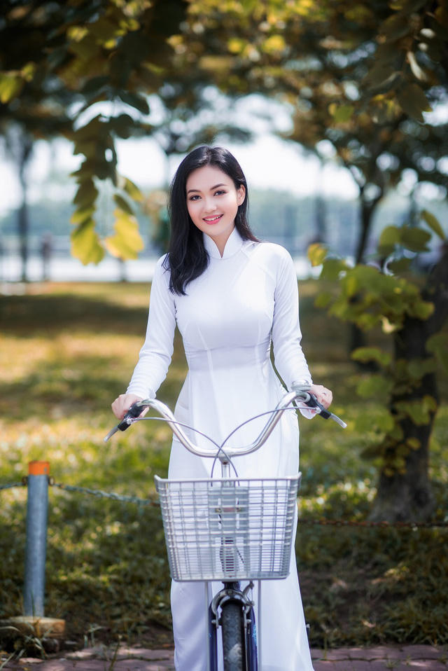Sau 2 năm, Linda đã quay trở lại với bộ ảnh đầy nữ tính, duyên dáng trong bộ áo dài trắng. Được biết, bộ ảnh được chụp để kỷ niệm quãng thời gian của tuổi học trò.