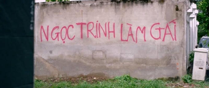 Lời bêu riếu được viết trên tường nhà Ngọc Trinh