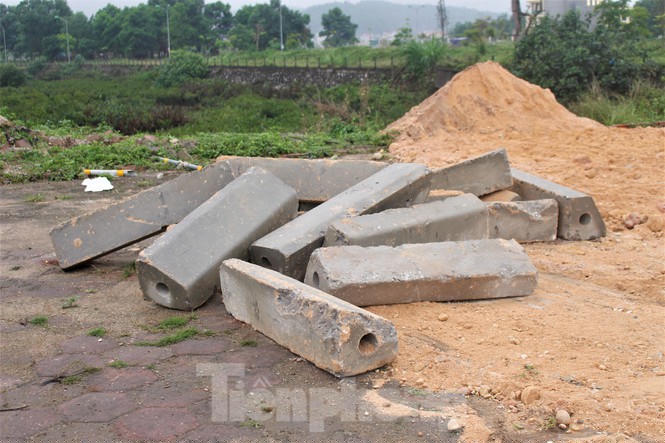 Quảng Ninh lên tiêng vụ đổ đất, cẩu bê tông chặn đường kiểm soát dịch - ảnh 9