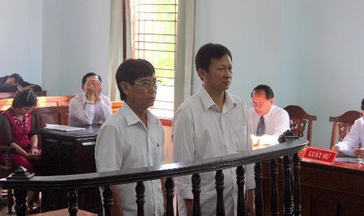 Hai bị cáo đứng trước vành móng ngựa.