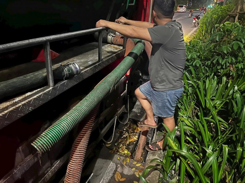 Đối tượng Cường cắm vòi xả trực tiếp chất thải bể phốt khiến đường ống hố ga bị vỡ, chất thải tràn trực tiếp ra sông Tô Lịch.