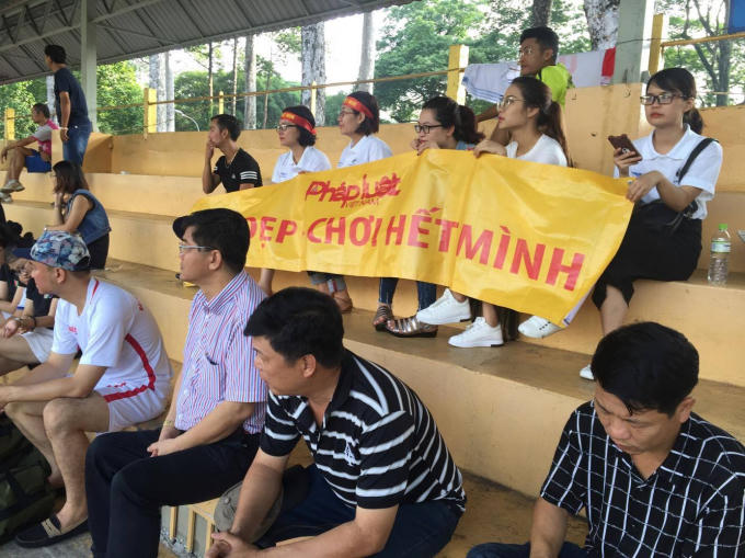 Cổ động viên báo Pháp luật Việt Nam đến từ rất sớm để cổ vũ cho đôi bóng.