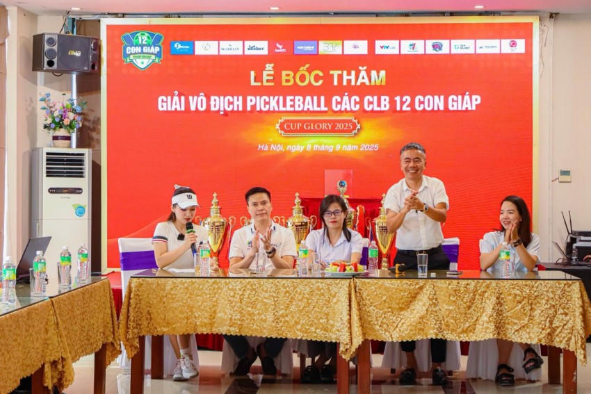 Giải Vô địch Pickleball các CLB 12 Con giáp - Cup Glory 2025 được tổ chức bởi Special Tour do ông Nguyễn Hồng Vinh (người đứng) làm Chủ tịch.