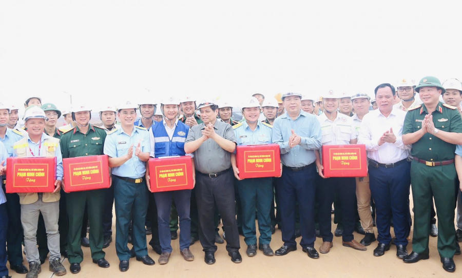 Thủ tướng Phạm Minh Chính, Bộ trưởng Bộ GTVT và lãnh đạo UBND tỉnh Đồng Nai tại Sân bay Long Thành đầu tháng 12/2024