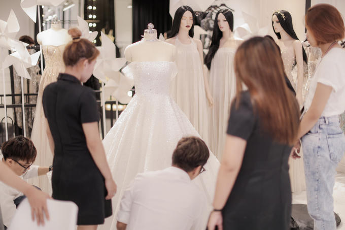 Trầm trồ trước bộ v&aacute;y cưới đ&iacute;nh hơn 20.000 vi&ecirc;n pha l&ecirc; m&agrave; &Aacute; hậu T&uacute; Anh diện ng&agrave;y trọng đại