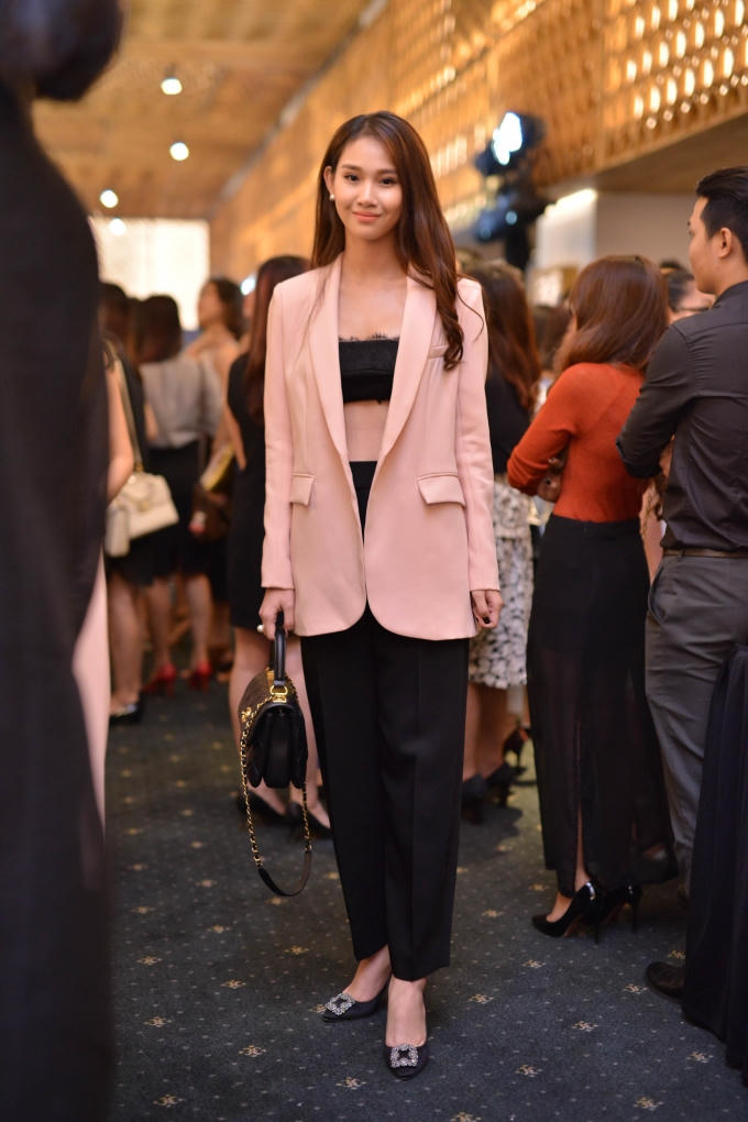 Thanh Trúc sang trọng trong style dandy menswear, đắt giá hơn với túi từ Chanel và giày Monolanik.