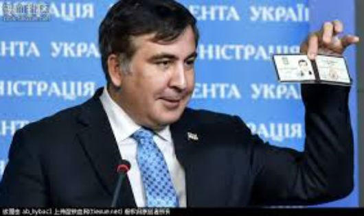 Saakashvili khoe thẻ công dân Ukraina.