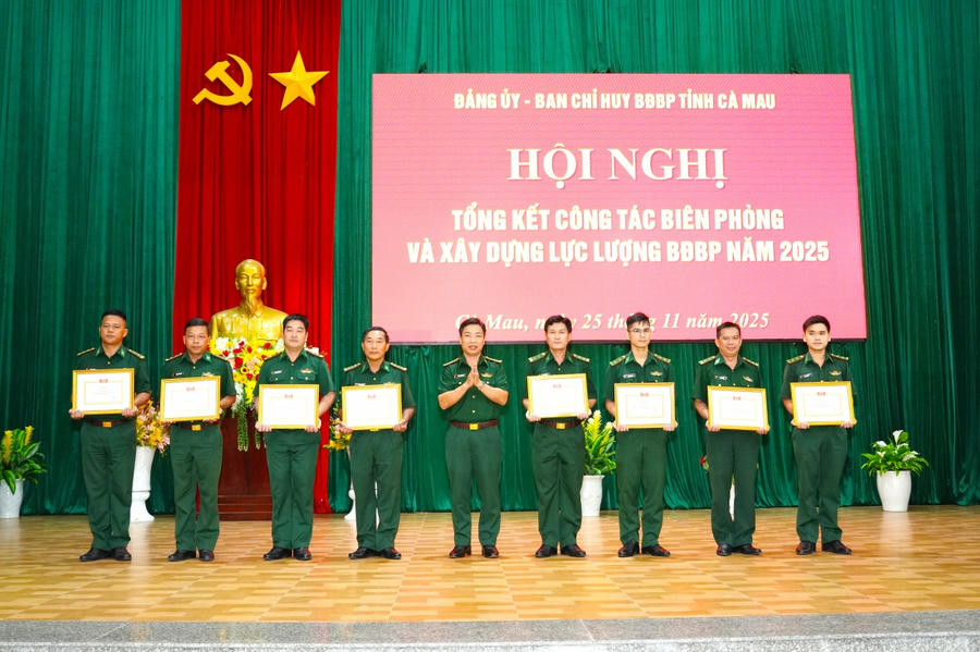 Đại tá Phạm Minh Giang – Bí thư Đảng ủy, Chính ủy Ban Chỉ huy BĐBP tỉnh Cà Mau trao Giấy khen cho các tập thể xuất sắc.