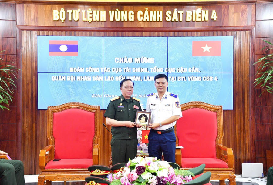 Thiếu tướng Trần Văn Lượng – Tư lệnh Vùng Cảnh sát biển 4 tặng quà lưu niệm cho Thiếu tướng Bun Phong Bút Tha Vông – Cục trưởng Cục Tài chính, Tổng cục Hậu cần, Bộ Quốc phòng Lào