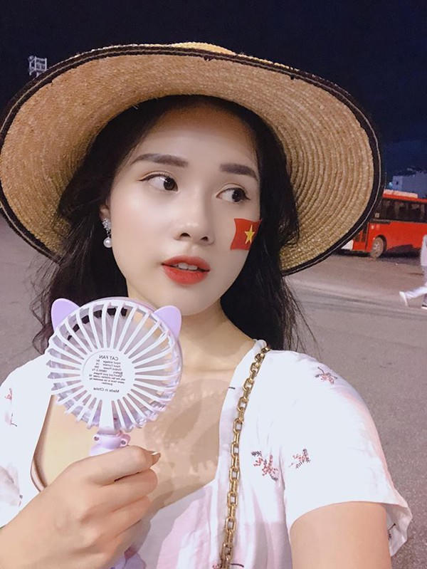 Huyền Trang công khai đi cổ vũ Trọng Đại ở trận đấu giao hữu.