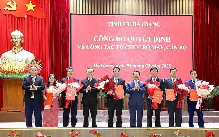 Bí thư Tỉnh ủy Hầu A Lềnh trao Quyết định, tặng hoa chúc mừng Ban lãnh đạo Ban Tuyên giáo và Dân vận Tỉnh ủy. (Ảnh: BHG).