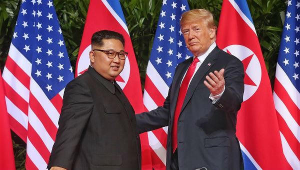 Ông Trump và ông Kim tại cuộc gặp đầu tiên ở Singapore.