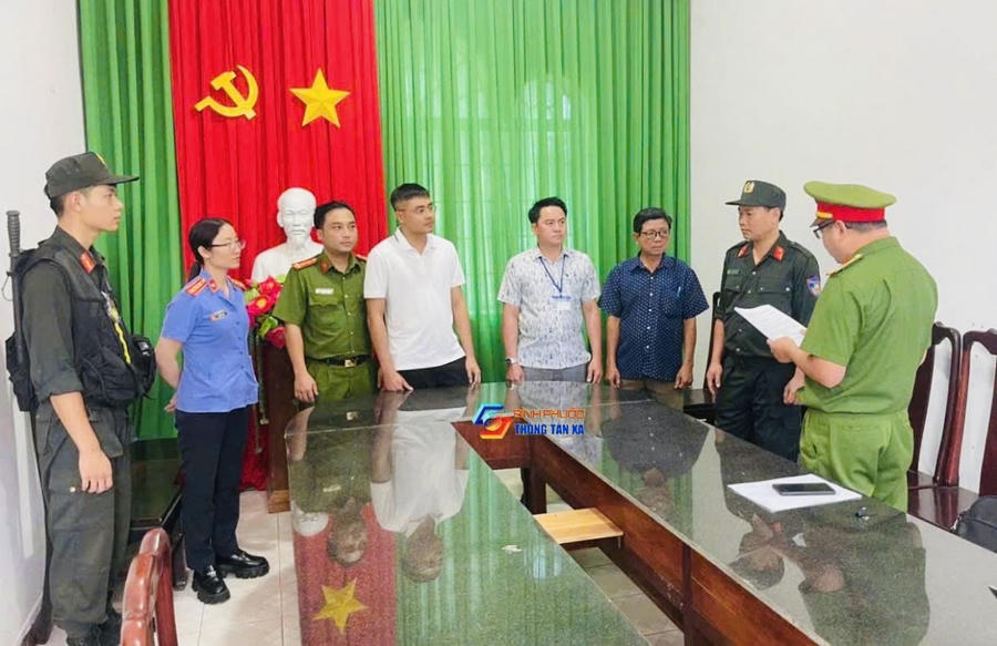 Cơ quan công an tống đạt các quyết định với các bị can - ảnh TTXVN