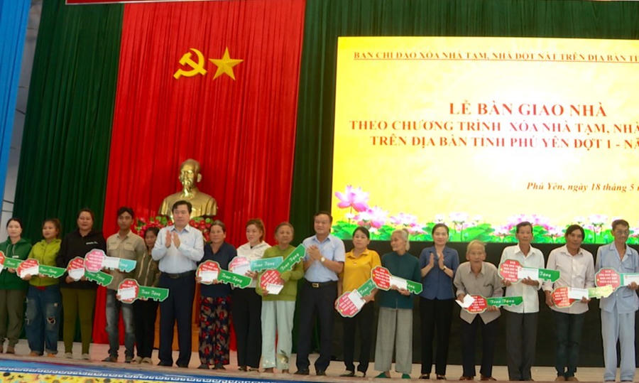 Tỉnh Phú Yên bàn giao nhà cho các gia đình theo chương trình xóa nhà tạm, nhà dột nát. (Ảnh: Cổng TTĐT tỉnh Phú Yên)