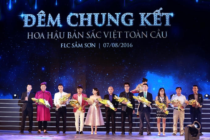 BTC cuộc thi Hoa hậu Bản sắc Việt toàn cầu năm 2016 tặng quà cảm ơn các Nhà tài trợ: Áo tắm Xuân Thu, Chăn ga gối đệm Hanvico, Yan Tv & Yan News; Trang điểm Cao Tuấn Đạt, áo dài Thái Tuấn, dạ hội Cory Trần