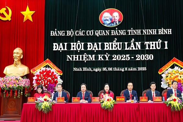 Đoàn Chủ tịch điều hành Đại hội.