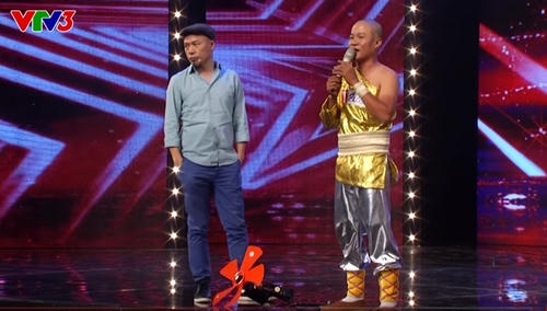 3 gi&aacute;m khảo Got Talent run sợ với Kungfu d&ugrave;ng lưỡi chặn đứng c&aacute;nh quạt