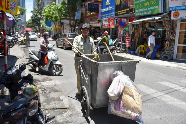 C&ocirc;ng nh&acirc;n dọn r&aacute;c vẫn phải l&agrave;m việc bất kể thời tiết.