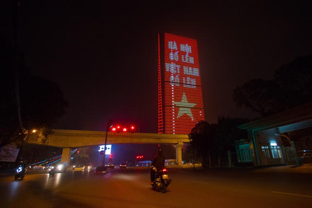 Những ngày gần đây, một số toà nhà cao tầng ở Hà Nội đã cho chiếu đèn led phát đi những thông điệp ý nghĩa nhằm ủng hộ, cổ vũ tinh thần người dân Việt Nam chống dịch Covid-19. Trong ảnh là toà nhà tại đường Thanh Bình (quận Hà Đông, Hà Nội) với dòng chữ “Hà Nội cố lên, Việt Nam cố lên” cùng sao vàng trên nền đỏ thắm.