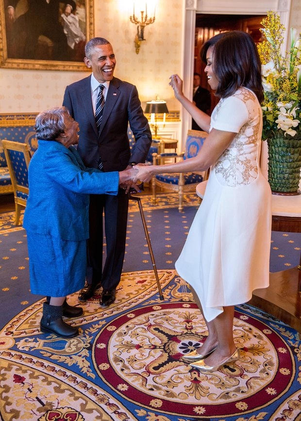 Obama nói rằng, từ khi làm việc tại Nhà Trắng, ông thấy mình gần gũi với gia đình và trở thành một người cha tốt hơn. (Ảnh: Pete Souza)