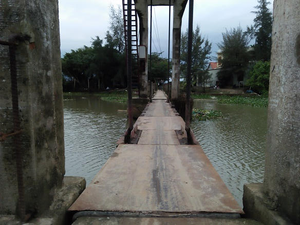 Cầu Máng còn gọi là "cầu vĩnh biệt" do có số lượng người chết nhiều.