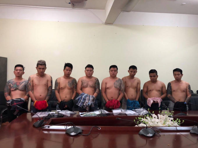 Đối tượng Lâm Thanh Vũ (tức Vũ “bông hồng”) cùng các đàn em.