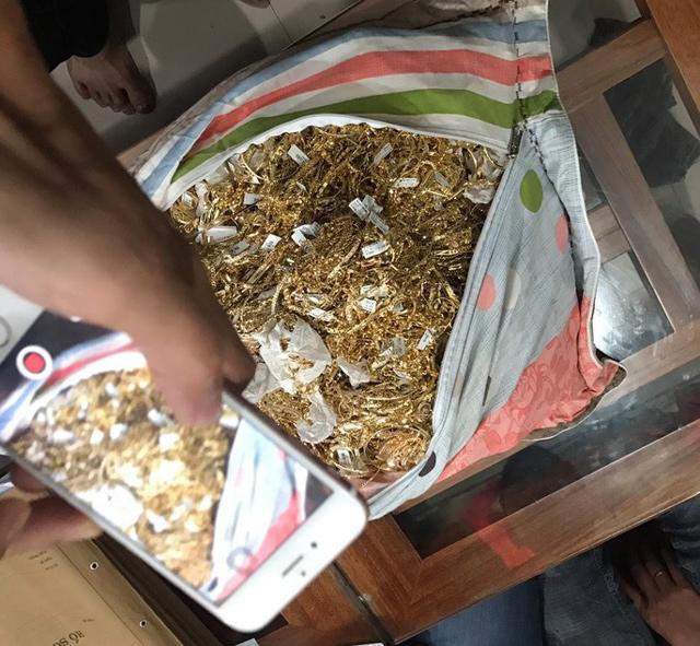 Số vàng tây 2 người dân đem đi bán bị cơ quan chức năng thu giữ. Ảnh cơ quan công an cung cấp.