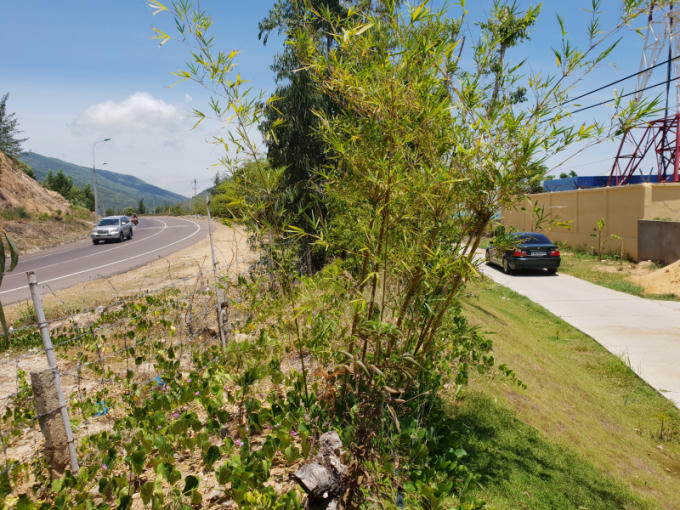 Aurora Villa &amp; Resort một trong những "điểm nóng" sử dụng đường đấu nối không phép và vi phạm hành lang an toàn đường bộ tại Km 15+600 quốc lộ 1D