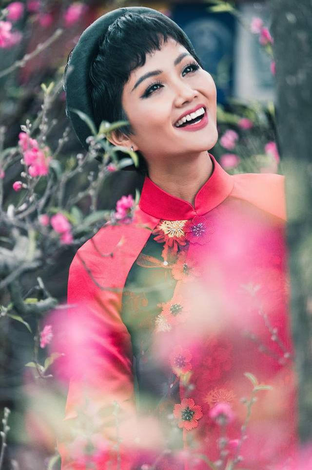 "Hen thừa nhận mình không phải là một cô gái xinh đẹp, chắc chắn là như vậy. Nhưng Hen đẹp theo một cách khác, mà nhìn vào những điều Hen làm, mọi người sẽ hiểu".