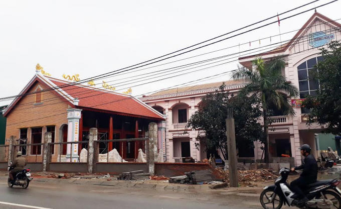 Công trình Nhà truyền thống bị “tuýt còi” vì không phép, nhưng vẫn “mọc” lên trước UBND phường.