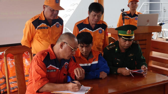 12 ngư dân cùng tàu gặp nạn được lai dắt thành công về bờ an toàn.