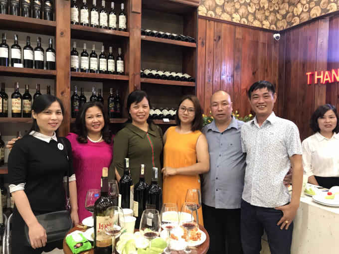 Khách hàng tham quan và trải nghiệm.