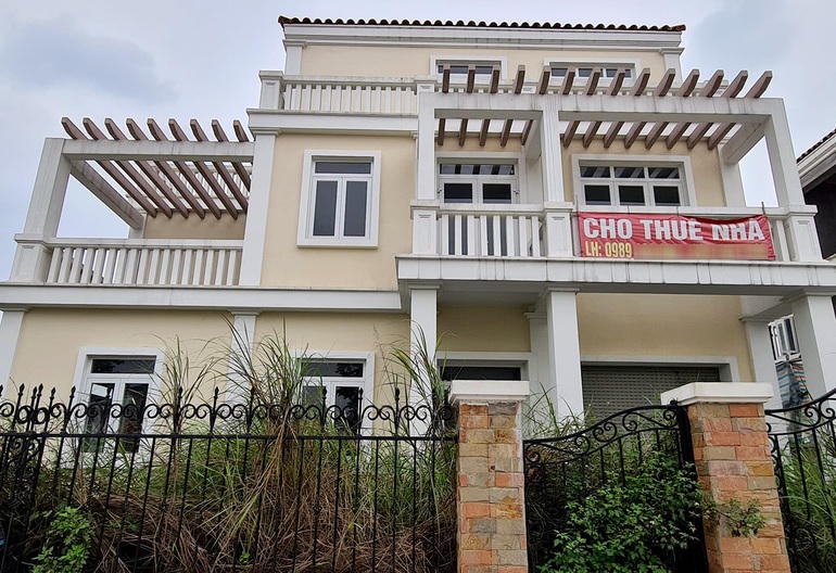 Không chỉ shophouse ế khách thuê, nhiều căn biệt thự giá hàng chục tỷ đồng ở Khu đô thị Nam An Khánh (huyện Hoài Đức, Hà Nội) cũng đang bỏ hoang, treo biển cho thuê dài ngày.